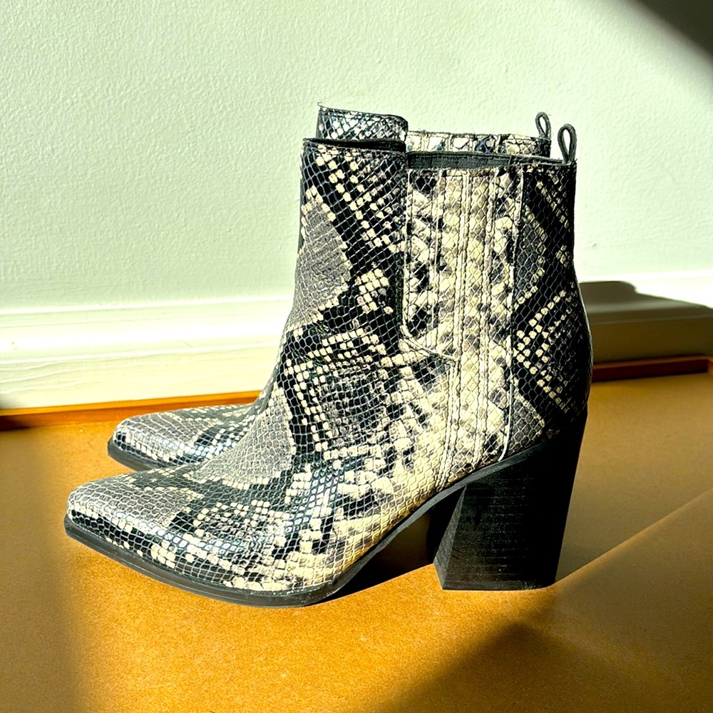 Snakeskin Marc Fisher ankle height boots (size 9M)